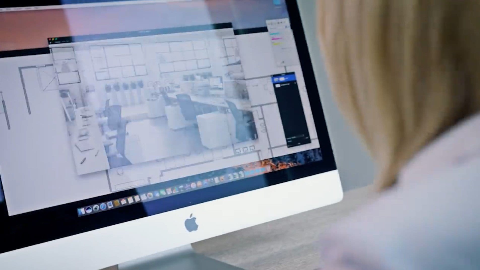 Team Mitglied beim Bearbeiten eines Imagevideos für Bildszene Kunden auf einer Desktop Workstation